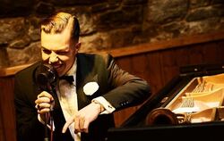 Der Swing-Pianist und Sänger Sascha Kommer ist am Montag zu Gast im Pappelgarten.