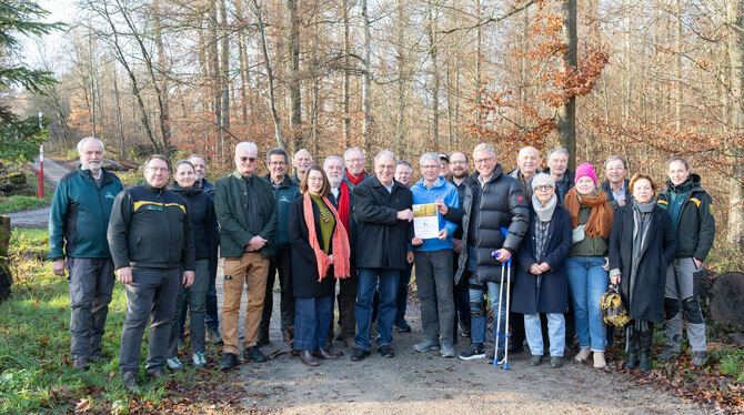 Alle Beteiligten freuen sich über die Auszeichnung. In der Mitte mit der Urkunde: Oberbürgermeister Thomas Keck, rechts daneben