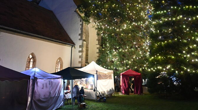Weihnachtsmarkt Bronnweiler In Bronnweiler erstrahlt der Mammutbaum, vor dem kuschelige Hütten rund um die Marienkirche locken. Es gibt Waffeln und Rote und