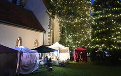 In Bronnweiler erstrahlt der Mammutbaum, vor dem kuschelige Hütten rund um die Marienkirche locken. Es gibt Waffeln und Rote und