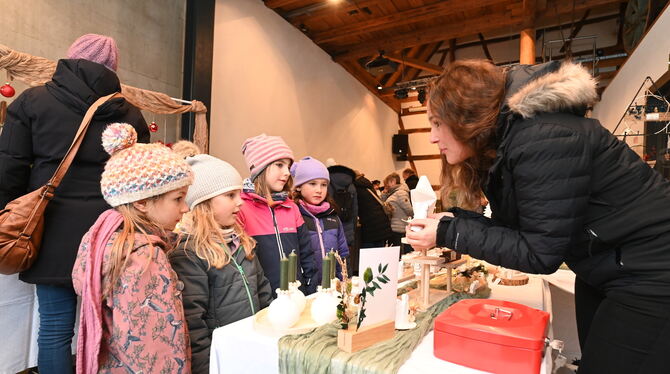 Weihnachtsmarkt Oferdingen Die kleine Oferdinger Kundschaft macht große Augen. Das Angebot an Kerzen oder Anhängern ist einfach entzückend.