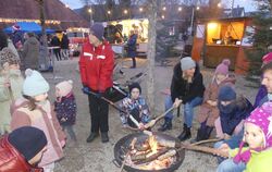 Dämmrig ist es, gemütlich wird es: Auch Familien haben den Neuhäuser Lichterglanz genpssen. Hinten links der kerzenübersäte Neuh