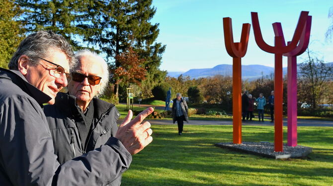 Ernst-Wilhelm Gohl Andreas Felger Kurpark Der Kurpark als Ort der Begegnung und Hoffnung: Landesbischof Ernst-Wilhelm Gohl (links) mit der neuen, parkprägenden Skulptur d