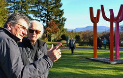 Der Kurpark als Ort der Begegnung und Hoffnung: Landesbischof Ernst-Wilhelm Gohl (links) mit der neuen, parkprägenden Skulptur d