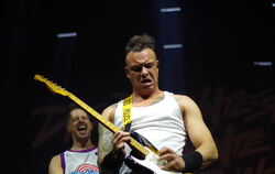 Grimassen und Klamauk: Dag-Alexis Kopplin (vorne) und Vincent Stein alias SDP haben Spaß in der Schleyerhalle.