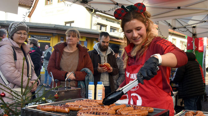 Weihnachtsmarkt Das Kulinarische, wie hier am Stand des SKV, kam gut an beim Eninger Weihnachtsmarkt.