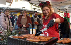 Das Kulinarische, wie hier am Stand des SKV,  kam gut an beim Eninger Weihnachtsmarkt.