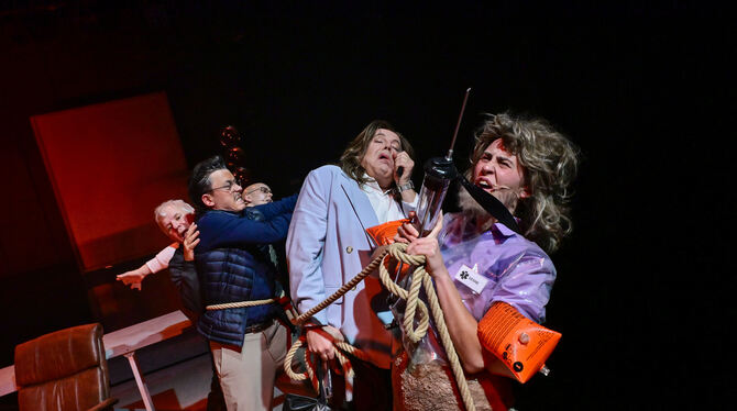 Doping im LTT Eingewickelt: Andreas Guglielmetti, Niklas Marian Müller, Insa Jebens, Gilbert Mieroph und Robi Tissi Graf (von links) im Stück