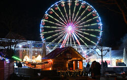Beim Reutlinger Weihnachtsmarkt ist das Riesenrad eine zusätzliche Attraktion.