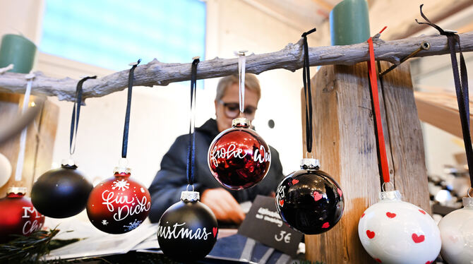 Weihnachtsmarkt Sickenhausen Dekoartikel fürs Weihnachtsfest gab es beim Weihnachtsmarkt in Sickenhausen.