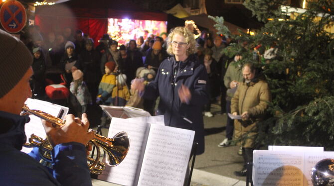Weihnachtsmarkt Gomaringen Der Posaunenchor, dirigiert von Sabine Ruggaber, eröffnete den Gomaringer Weihnachtsmarkt.