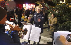 Der Posaunenchor, dirigiert von Sabine Ruggaber, eröffnete den Gomaringer Weihnachtsmarkt.