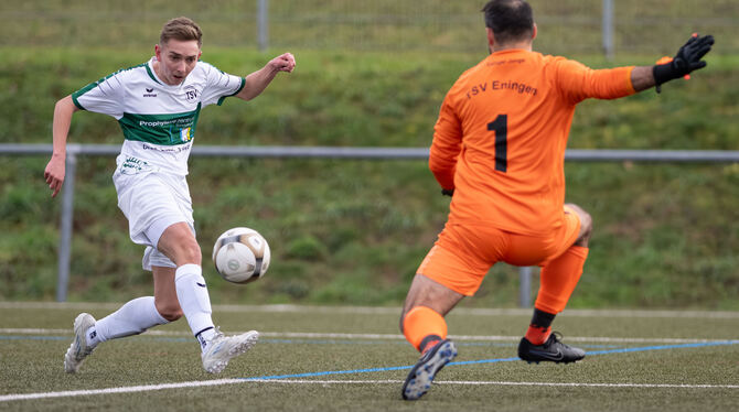 Luke Rohde (links) vom TSV Sondelfingen zieht vor  Eningens Torhüter Armin Orman ab.