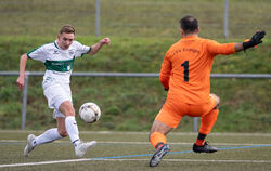 Luke Rohde (links) vom TSV Sondelfingen zieht vor  Eningens Torhüter Armin Orman ab.
