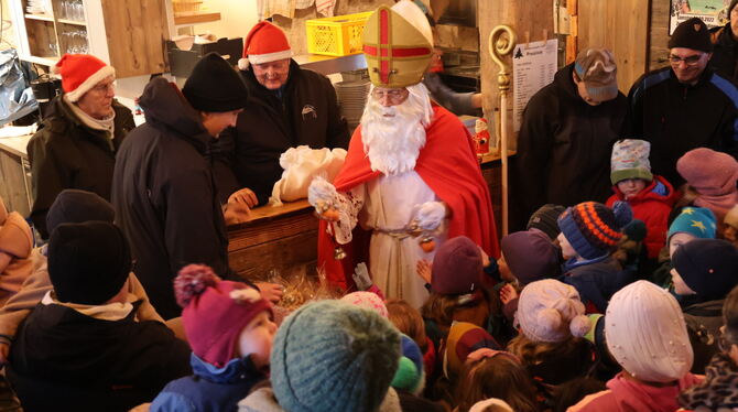 In Undingen kam der Weihnachtsmann in die Zehntscheuer. FOTO: LEIPPERT In Undingen kam der Weihnachtsmann in die Zehntscheuer. FOTO: LEIPPERT