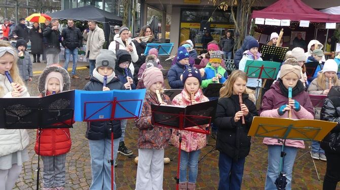 Weinhachtsmärkte, Advent, Pliezhausen Das Blockflötenensemble der Musikschule gehört fest zum Weihnachtsmarkt Pliezhausen.