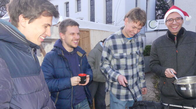 Die evangelische Jugend mit einem alten Waffeleisen beim Weihnachtsmarkt Rübgarten. Die evangelische Jugend mit einem alten Waffeleisen beim Weihnachtsmarkt Rübgarten.