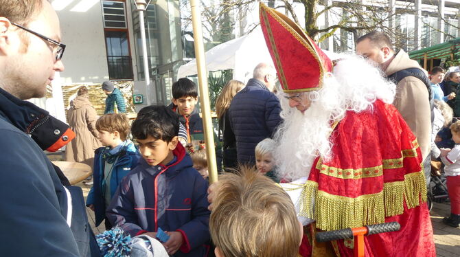Beim Weihnachtsmarkt Wannweil kam ein echter Nikolaus. Beim Weihnachtsmarkt Wannweil kam ein echter Nikolaus.