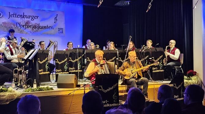Vorsitzender Andreas Mourouzidis am Akkordeon und Stargast Christos Stefanou an der Bouzouki brachten mit »Zorbas Instrumental« Vorsitzender Andreas Mourouzidis am Akkordeon und Stargast Christos Stefanou an der Bouzouki brachten mit »Zorbas Instrumental«
