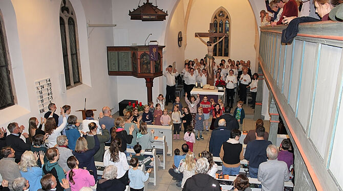 Clemens Kirche Oferdingen tanzt zum Adventskonzert 2025 Der Kinderchor »Oferdinger Spätzla« brachte mit seinem Sternenputzer-Hit die ganze Kirche zum Tanzen