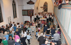 Der Kinderchor »Oferdinger Spätzla« brachte mit seinem Sternenputzer-Hit die ganze Kirche zum Tanzen