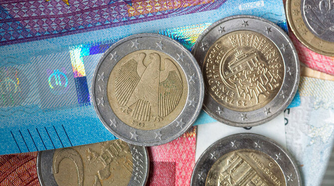 lbn, brb, Verbraucher, Soziales, Steuern, Familie, Arbeit, Gesundheit, Jahreswechsel, Verkehr, Rente, Einkommen Euro-Münzen und Banknoten könnten um eine ganzheitliche, europäische Variante ergänzt werden: Der digitale Euro ist in Planung.