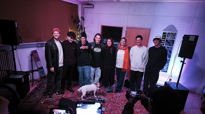 Kunst- und Kulturhaus Hundersingen Die Gründungsmitglieder des Vereins Kunst- und Kulturhalle Hundersingen stellten sich und ihre Ideen bei einer Eröffnungsparty v