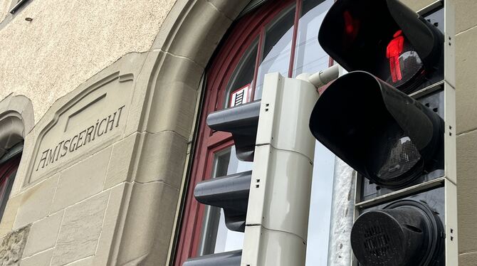 Amtsgericht gef Körperverletzung Nigerianer Rot für einen 28-jährigen Nigerianer gab es am Montag im Reutlinger Amtsgericht: Er hatte am 15. Juli 2025 einen anderen Mann im