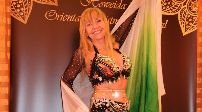 Dettingen Heiderose Vernalis Howeida Ihre große Leidenschaft ist der orientalische Tanz und in den investiert sie viel Zeit: Heiderose Vernalis organisiert an drei T