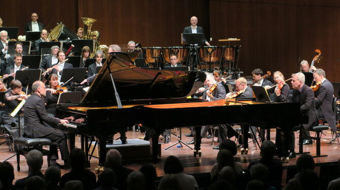 pianoduo grau schumacher wpr sinfoniekonzert stadthalle reutlingen foto akr Andreas Grau (links) und Götz Schumacher musizieren mit der WPR ein spätromantisches Konzert, das es in der Spätromantik so nich