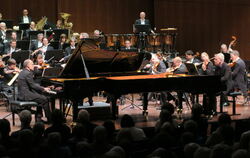 Andreas Grau (links) und Götz Schumacher musizieren mit der WPR ein spätromantisches Konzert, das es in der Spätromantik so nich