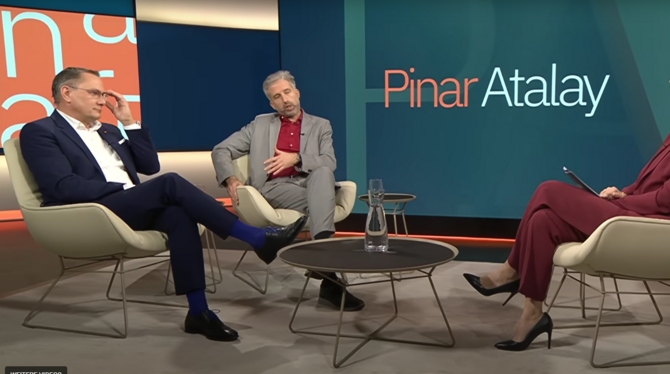 TV-Duell, Palmer, Chrupalla, Atalay, ntv Tübingens Oberbürgermeister Boris Palmer mit AfD-Chef Tino Chrupalla im Fernsehstudio von Pinar Atalay.