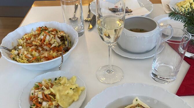 Mittagstisch Mit Kartoffelsalat, Kohlsalat und Maultauschen in der Brüh' verköstigten die Ehrenamtlichen des neuen Mittagstisches im Gomaring