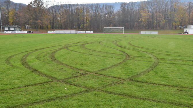 Ernwiesenstadion TV Belsen Der durch einen Autofahrer verwüstete Sportplatz wird jetzt wieder gerichtet