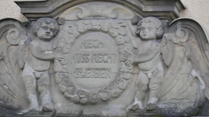 Amtsgericht Raub Wegen zwei Backpfeifen und Nötigung wurde ein 23-jähriger aus dem Ermstal vom Amtsgericht Reutlingen zu einer fünfmonatigen Bewä