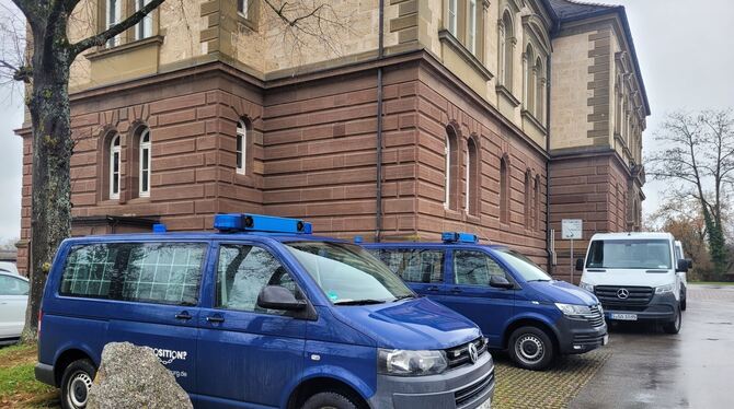 Landgericht Hechingen Fahrzeuge der Justiz parken vor dem Landgericht Hechingen. Sieben Jugendliche und junge Erwachsene stehen dort derzeit vor Geric