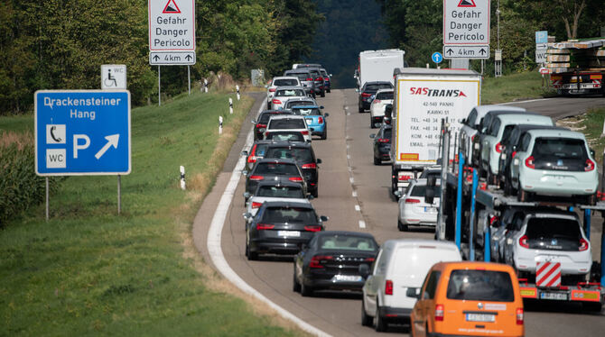 bwg, lsw, Updateme, Verkehr, Bau, Haushalt Autos fahren auf der A8 in stockendem Verkehr auf den Drackensteiner Hang zu. Der Albauf- beziehungsweise - abstieg ist das let