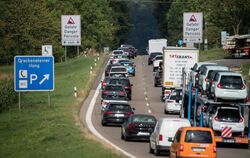 Autos fahren auf der A8 in stockendem Verkehr auf den Drackensteiner Hang zu. Der Albauf- beziehungsweise - abstieg ist das let