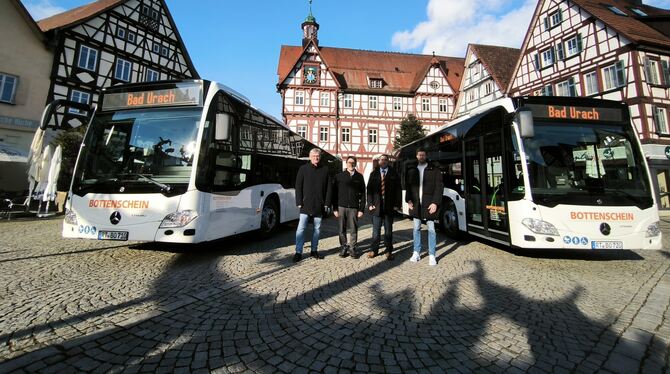 Stadtbus Bad Urach Im Bad Uracher Stadtverkehr gibt es zwei neue Busse. Im Bild: (von links) Bad Urachs Bürgermeister Elmar Rebmann, Bottenschein-G