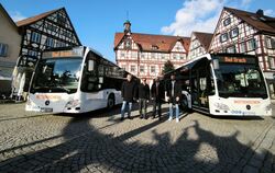 Im Bad Uracher Stadtverkehr gibt es zwei neue Busse. Im Bild: (von links) Bad Urachs Bürgermeister Elmar Rebmann, Bottenschein-G