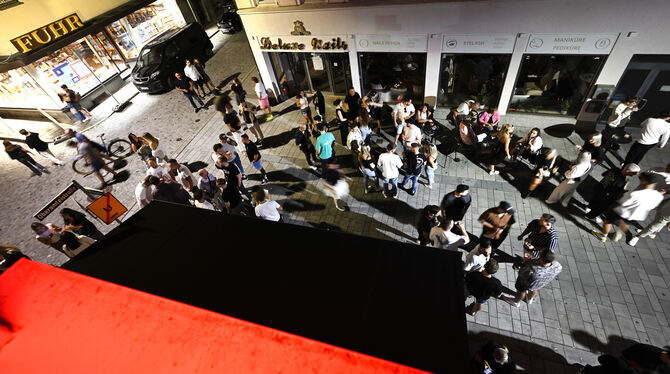 Vor allem in lauen Sommernächsten stehen viele Gäste vor dem Nullsechs. Vor allem in lauen Sommernächsten stehen viele Gäste vor dem Nullsechs.