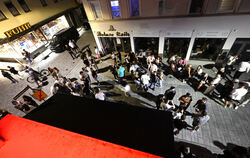 Vor allem in lauen Sommernächsten stehen viele Gäste vor dem Nullsechs.