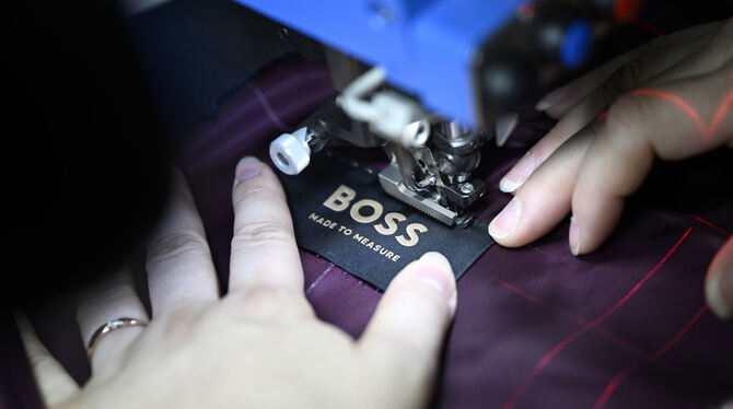 Hugo Boss Produktion von Anzügen bei Hugo Boss in Metzingen.