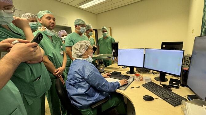 Ukraine-Besucher Mediziner aus der Ukraine informieren sich in Tübingen über neue Behandlungsmethoden bei Krebspatienten.