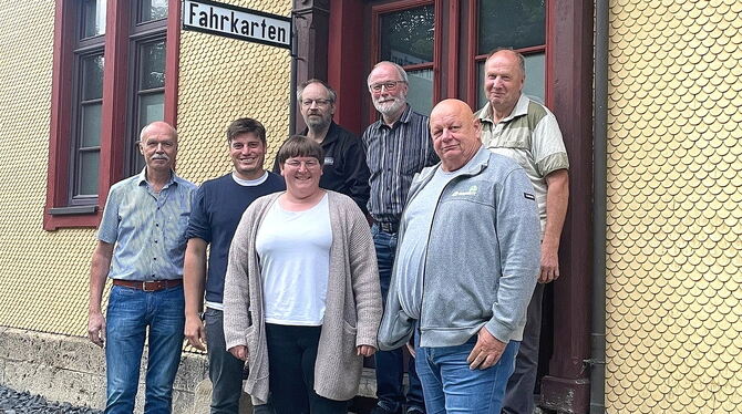 Förderverein Bahnhof Honau, Vorstandsgremium, Lichtenstein Das Vorstandsgremium, das die Geschicke des Fördervereins lenkt: Peter Beck (2. von links) ist der neue Vorsitzende. Ebenfalls