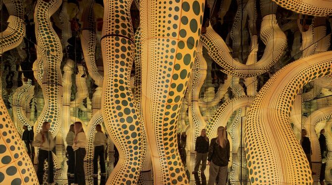 yayoi kusama installation infinity mirrored room foto mark niedermann Wald aus Tentakeln: Kusamas Installation "Infinity Mirrored Room – The Hope of the Polka Dots Buried in Infinity Will Eternally
