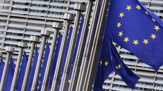 Kriminalität, Politik, EU, Justiz Die Flaggen der Europäischen Union flattern im Wind vor dem EU-Hauptquartier. Auch bei der EU wird konsolidiert, zu Ungunsten D
