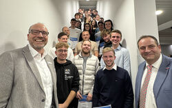 Die 40 Preisträger mit Michael Stadelmaier von der Volksbank Metzingen (links) und Kreishandwerkermeister Steffen Mohl.  FOTO: R