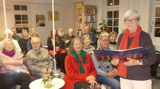 Mechthild Paul vor dicht besetzten Reihen bei der Vernissage ihrer herbstlich geprägten Ausstellung. FOTO: SANDER Mechthild Paul vor dicht besetzten Reihen bei der Vernissage ihrer herbstlich geprägten Ausstellung. FOTO: SANDER