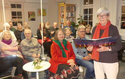 Mechthild Paul vor dicht besetzten Reihen bei der Vernissage ihrer herbstlich geprägten Ausstellung.  FOTO: SANDER